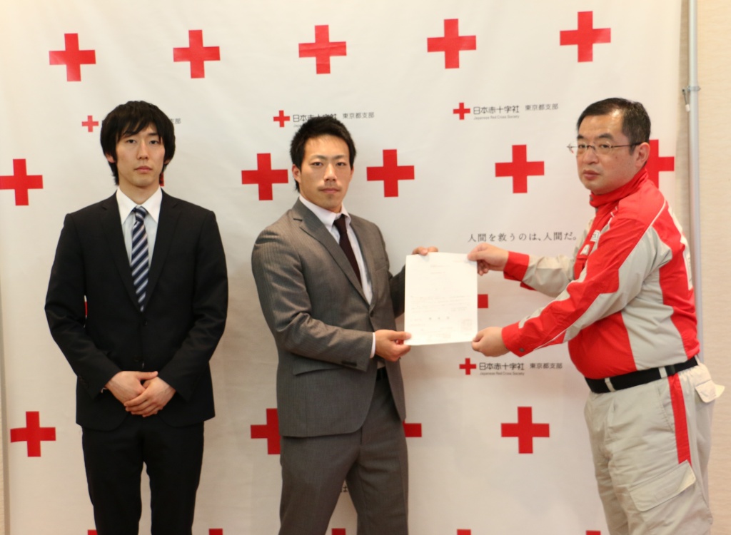 宮﨑事業部長よりお礼状を受け取る福山さん（中央）と飯野さん（左）