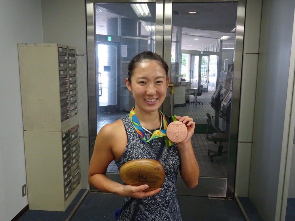 銅メダルを獲得し笑顔の小俣夏乃選手
