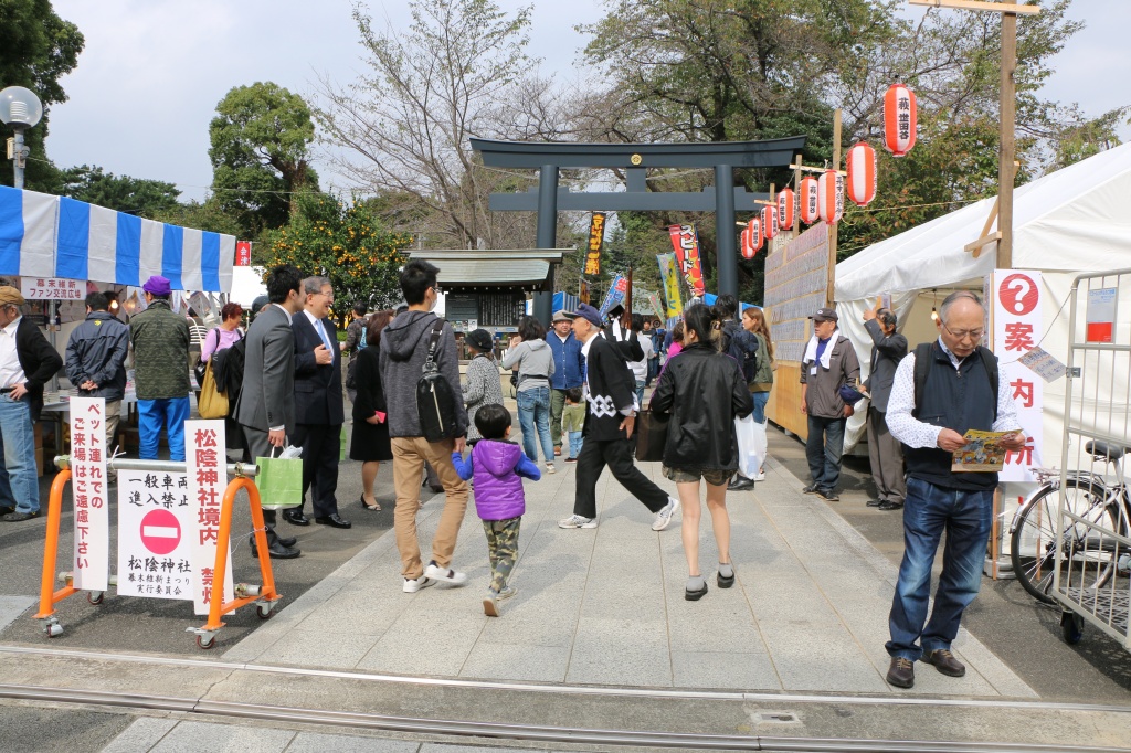 松陰神社入口の様子、境内や商店街には家族連れなど多くの人が訪れた
