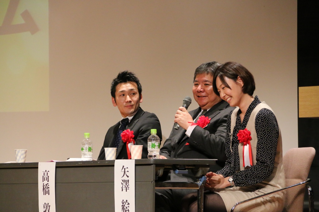 卒業生の矢野勝久さん、髙橋敦さん、矢澤絵里奈さん（左から）