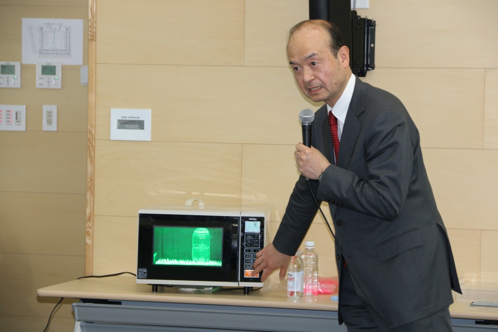 電子レンジを使ってLEDによるマイクロ波の可視化を解説する二川教授