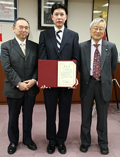 在学中の指導教授・鷹取政信教授（左）と飯田昭夫教授（右）とともに