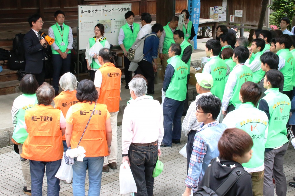 初日、参加者にあいさつをする佐藤学長（左上）