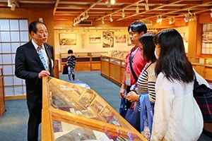 国士舘史資料展示室を見学する参加者