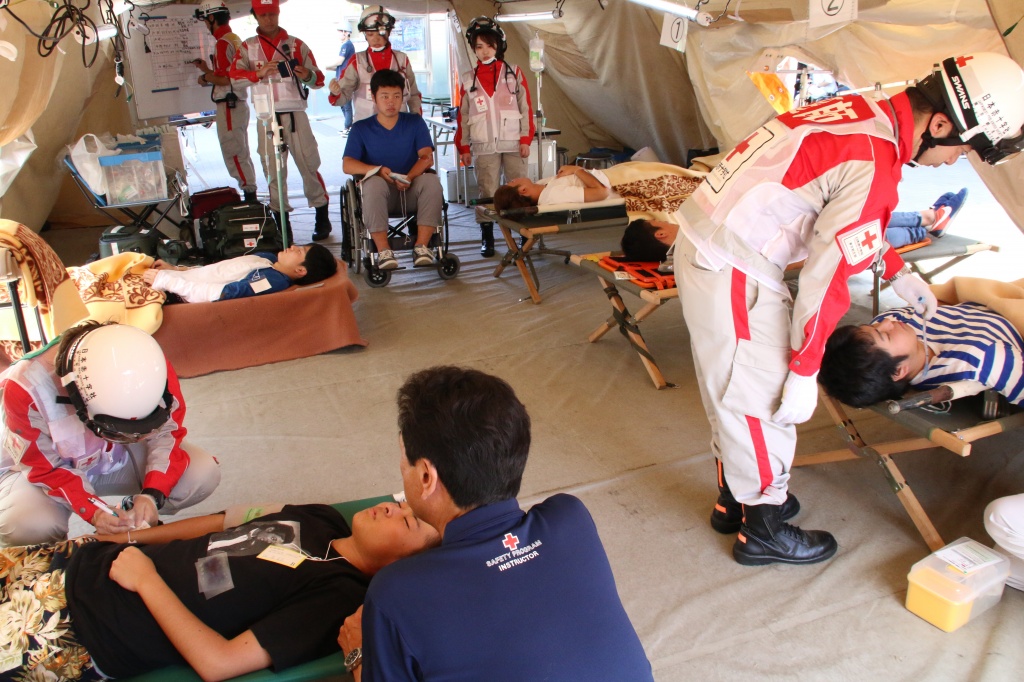 医療救護所で処置訓練する日本赤十字の医師、看護師