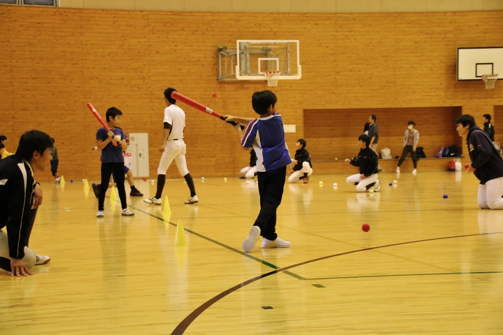 スポーツ教室も行われ、各クラブの学生が小学生にスポーツの楽しさを伝えた