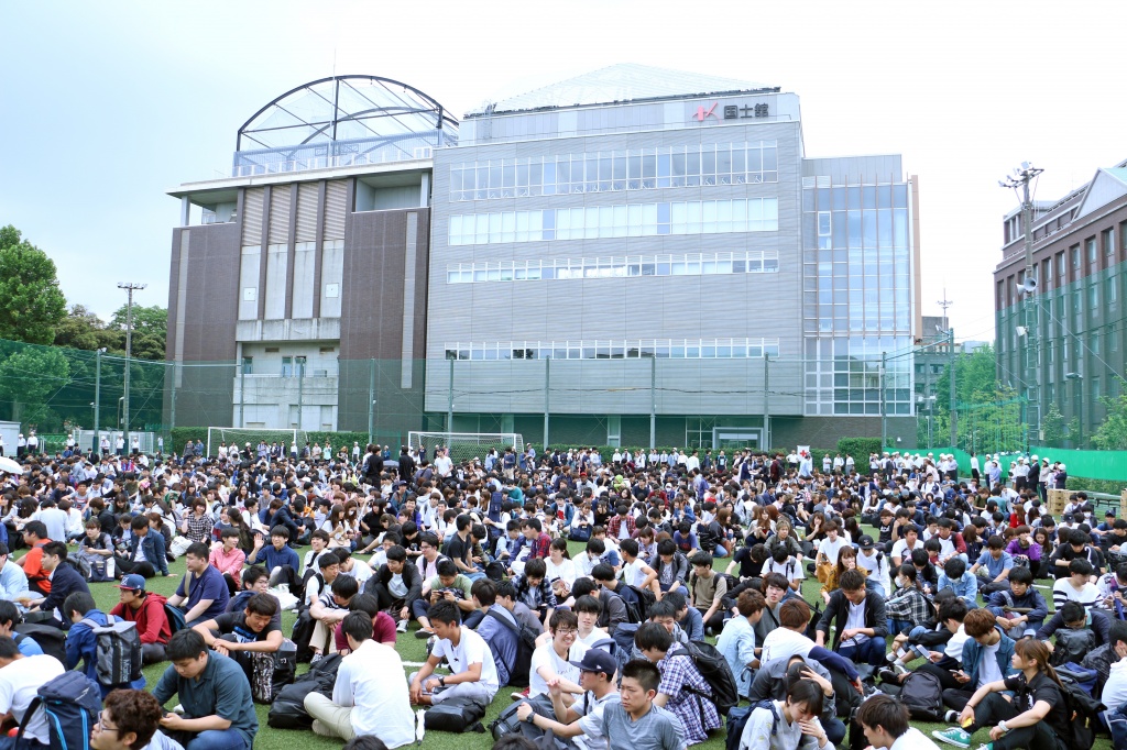 グラウンドには約2000人の学生が集まった