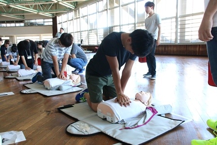AEDを使いながら一次救命処置を学ぶ