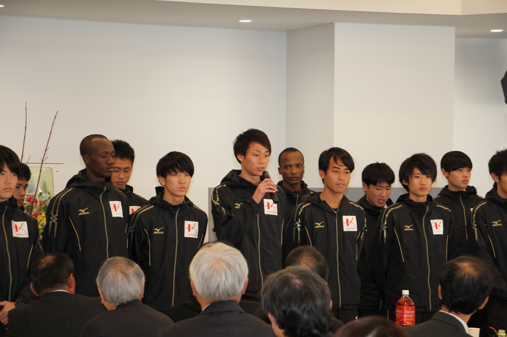 本学駅伝チームの選手らが登壇し箱根への抱負を述べる