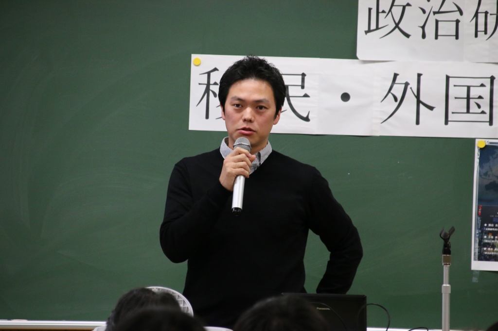 発表する鈴木講師