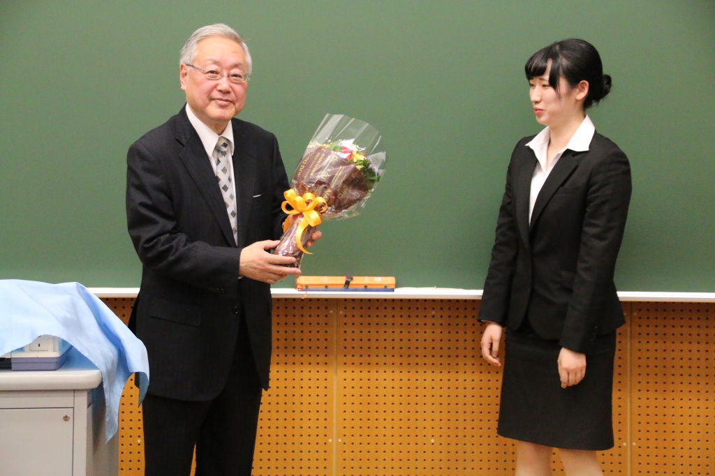 講義の最後には在学生代表から花束が贈られた