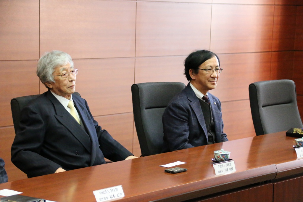 調印式に先立ち歓談する大澤理事長と佐藤学長