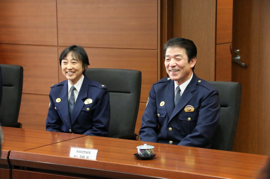 柗嶋裕二・世田谷警察署長（右）と鈴木佳枝・北沢警察署長