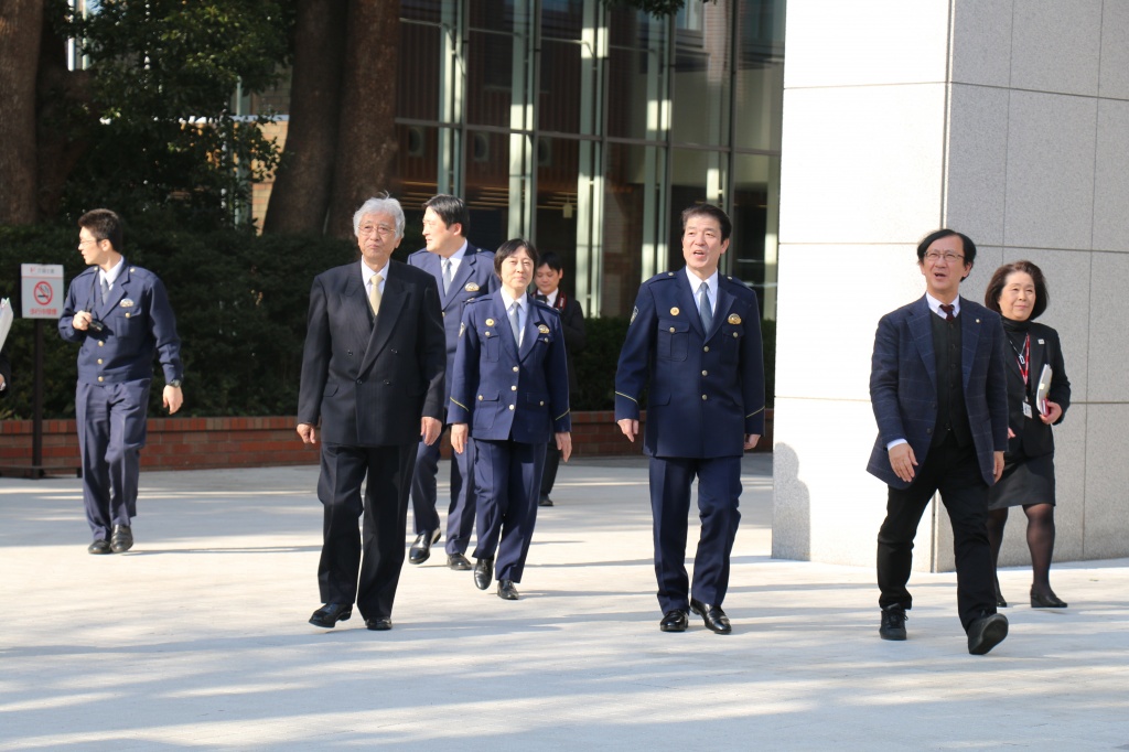 調印式後は大澤理事長・佐藤学長がメイプルセンチュリーホールを案内した