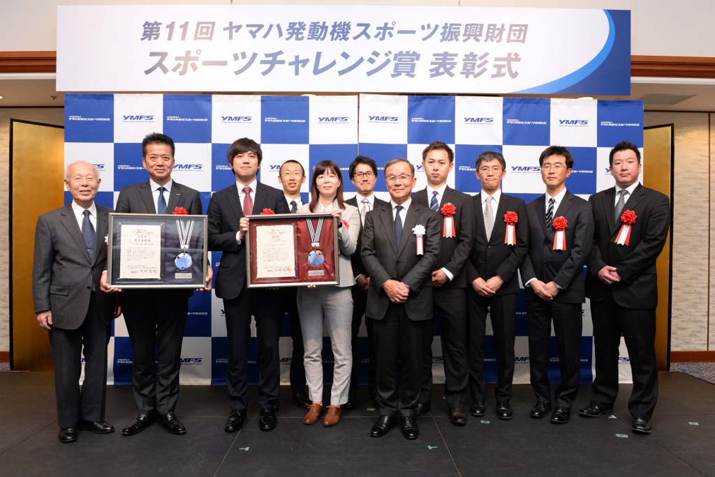 表彰式で記念撮影する熊川准教授（右端）ら受賞チーム