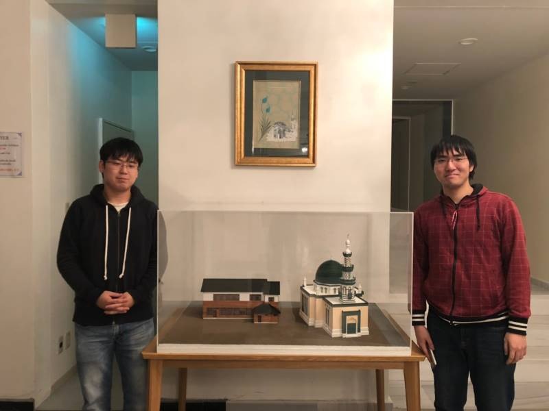 展示された模型とともに記念撮影する竹野さん（左）と橋本さん