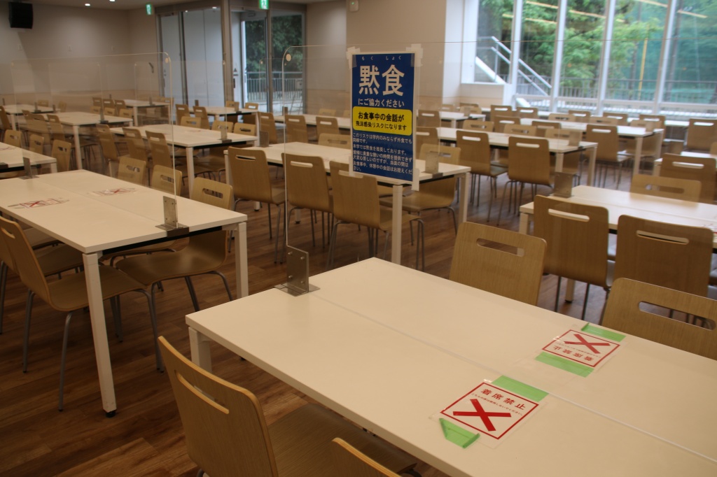学生食堂ではアクリルパネルで飛沫を防止
