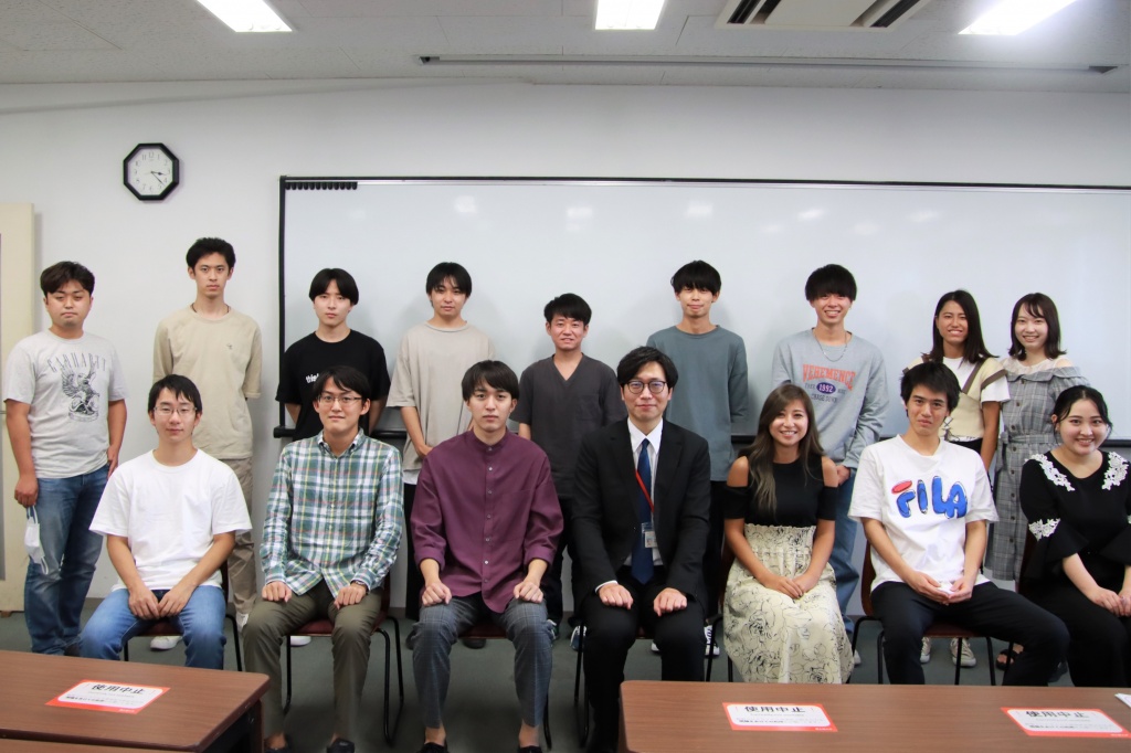 前列左から３人目が竹田さん、4人目が古坂准教授