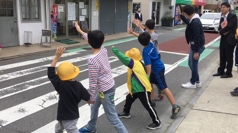 小学5年生が1年生に横断歩道の渡り方を指導する様子