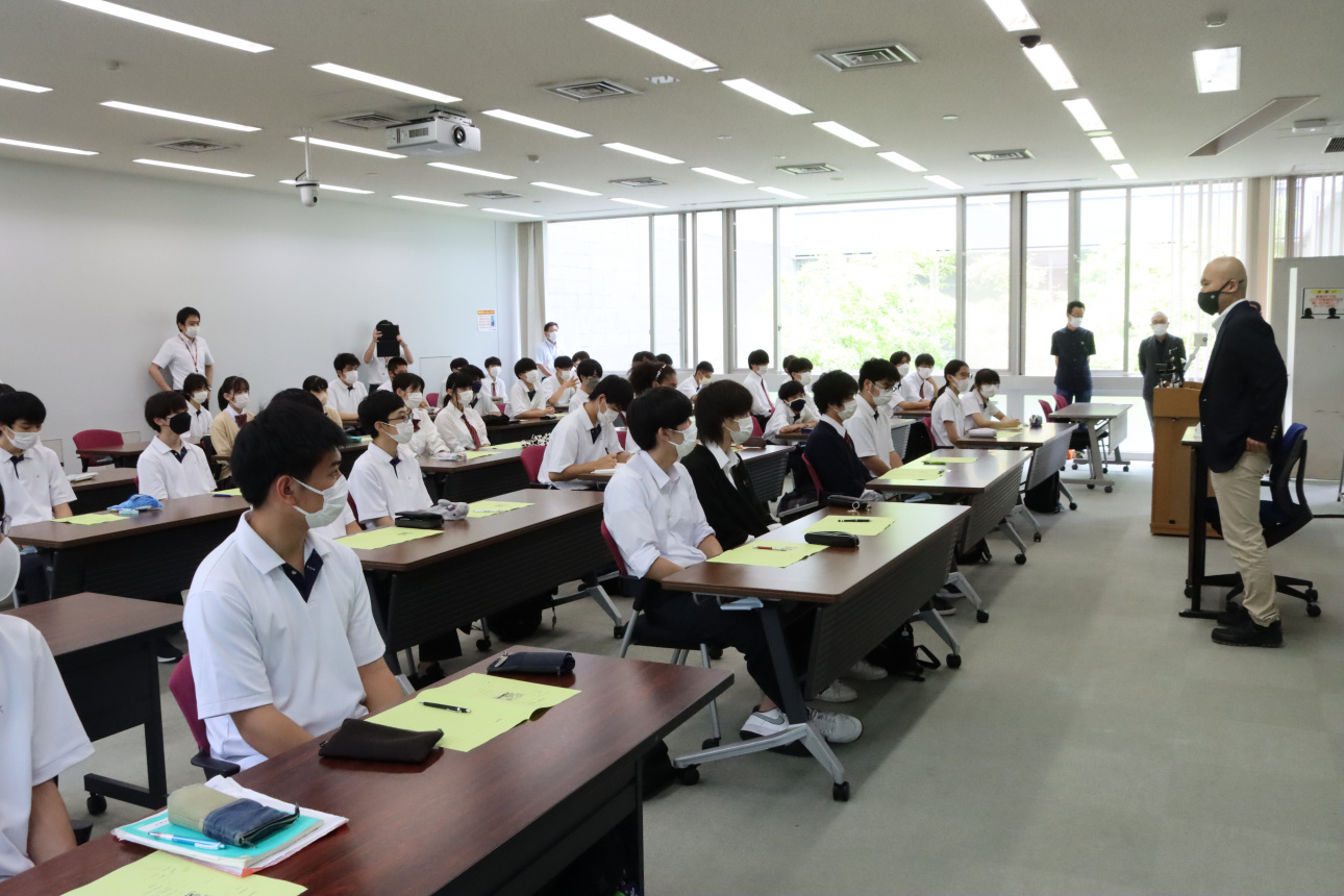 定時制の生徒らも21世紀アジア学部で模擬講義や見学を行った