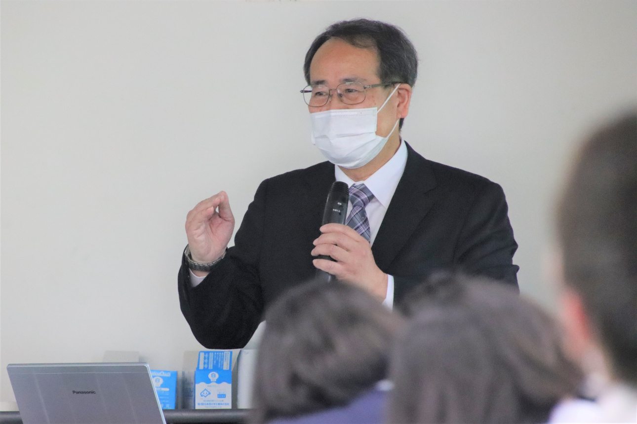 日本の古典芸能について講義する表学部長