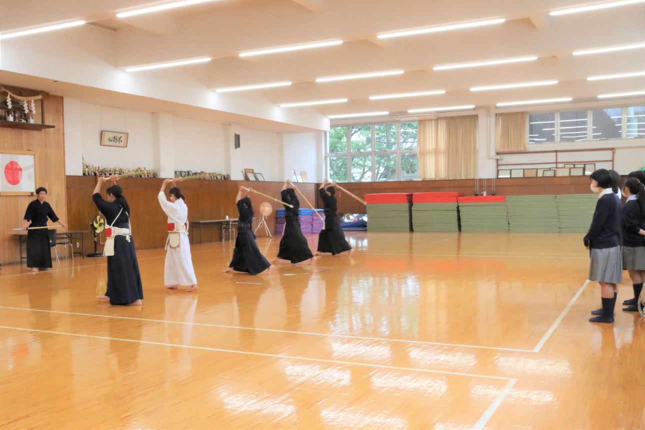 体育学部こどもスポーツ教育学科では剣道の授業を見学