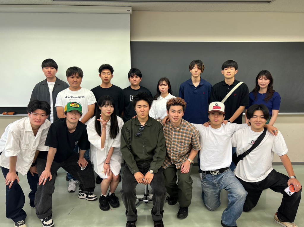 後列左から３番目が宮嶋さん、右端が三谷講師