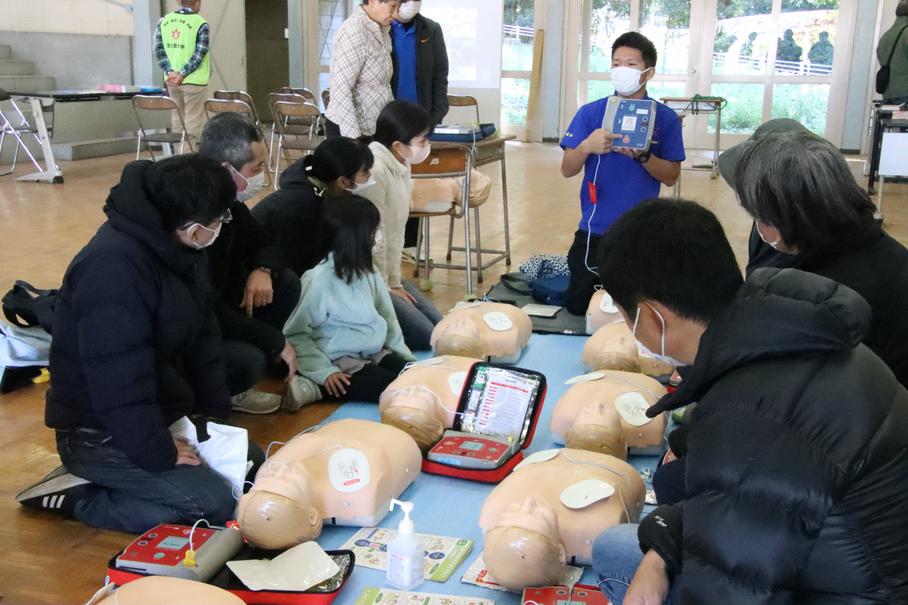 AEDの使い方を指導する学生