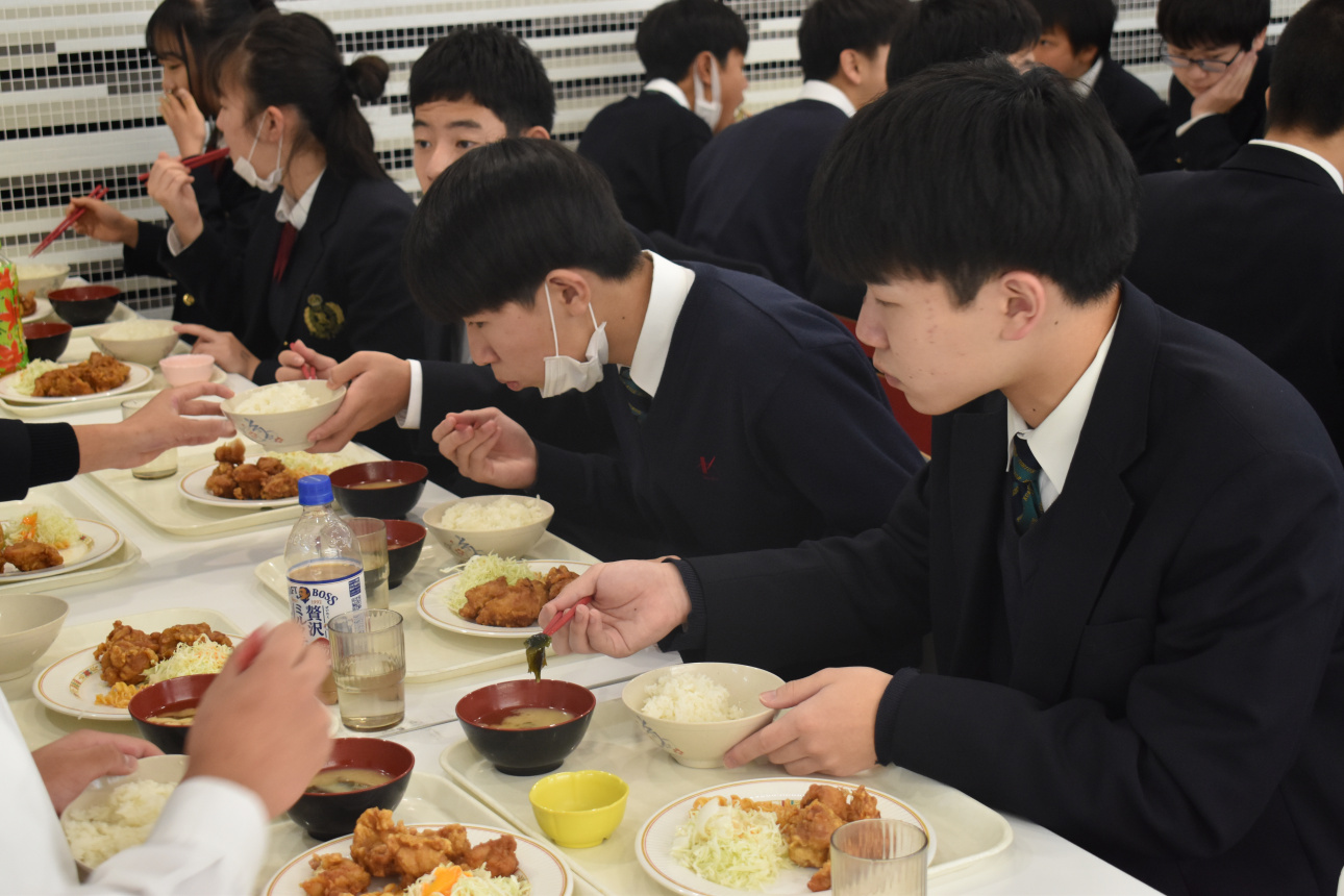 学生食堂での昼食