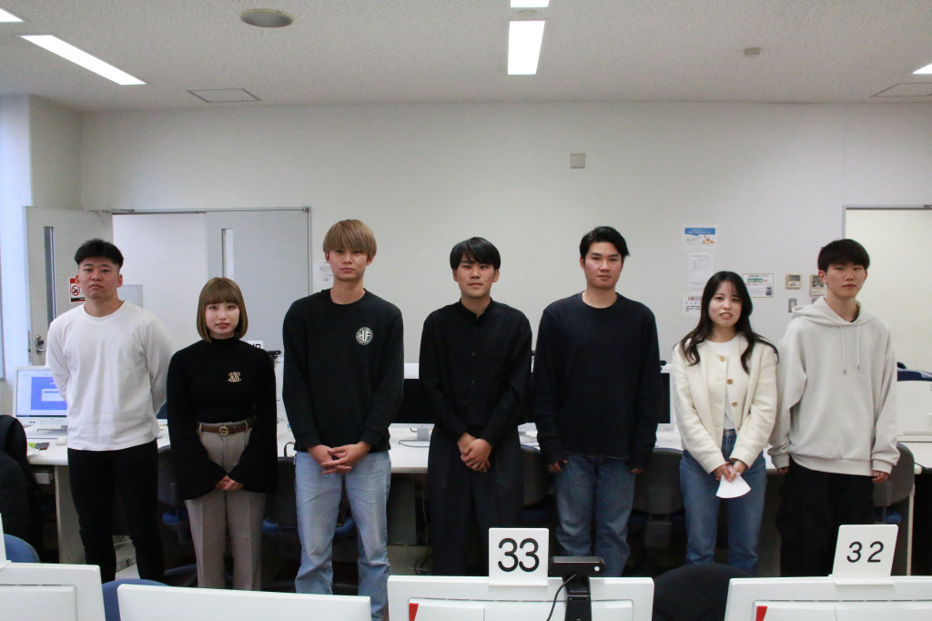 報告した学生ら。左から、萩原さん、舩山さん、吉澤さん、村田さん、日向野さん、近藤さん、鮎川さん