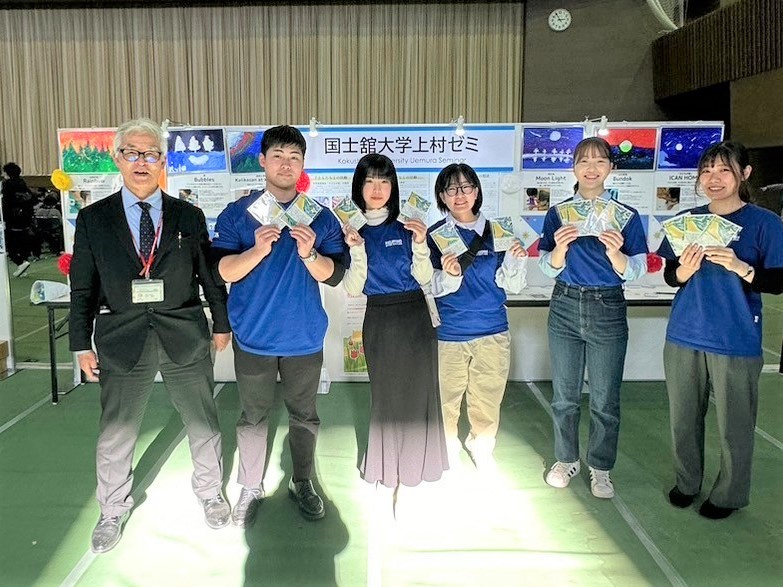 政経学部・上村信幸教授（左端）とゼミの学生