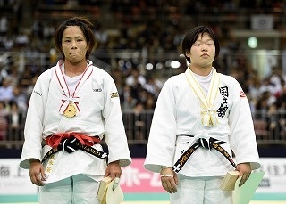 表彰式で銀メダルを掛ける山本選手（右）　提供＝フォートキシモト