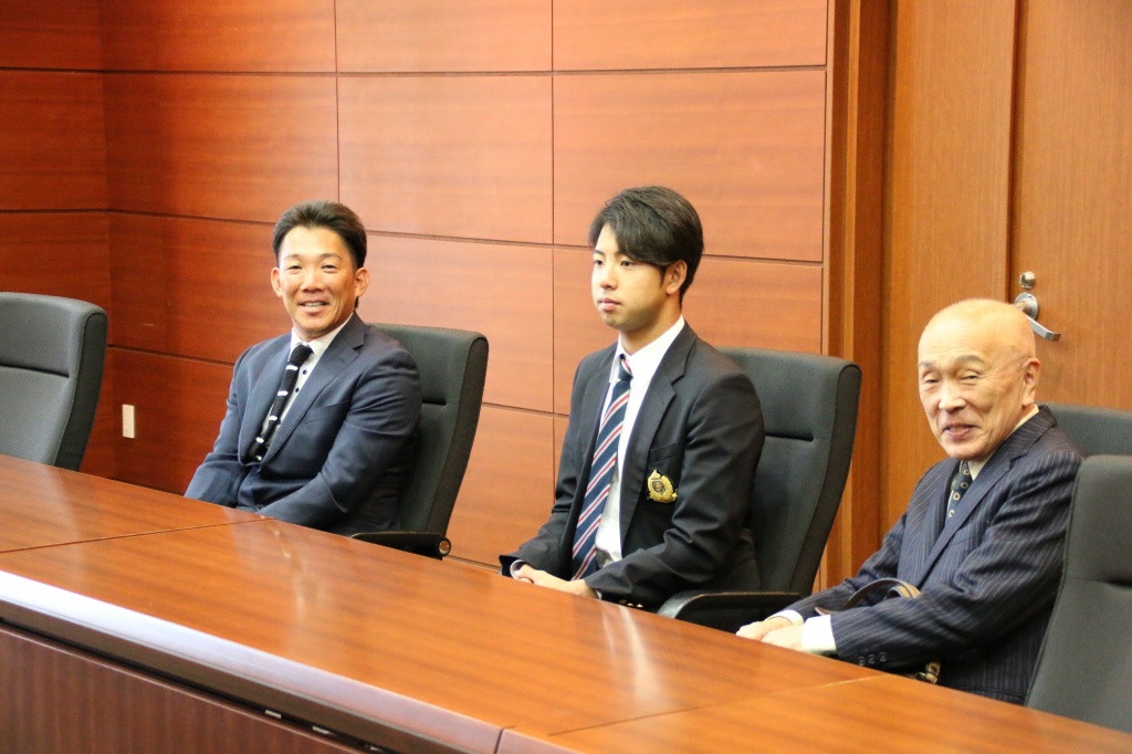 重田選手と報告に訪れた辻監督（左）、西江部長