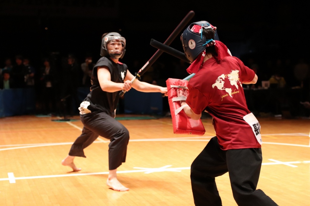 長谷川選手（関西外語大）と対戦する武井選手（左）