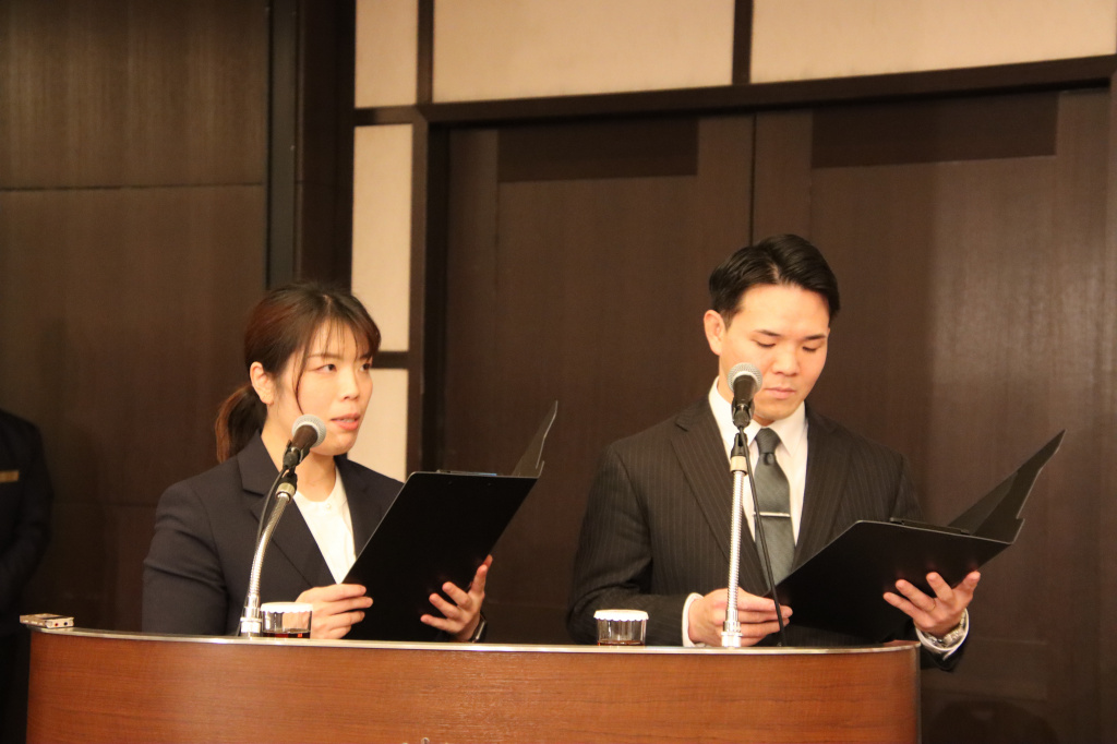 司会を務めた大学柔道部OB・OGで本学職員の石井康太さんと向井理子さん
