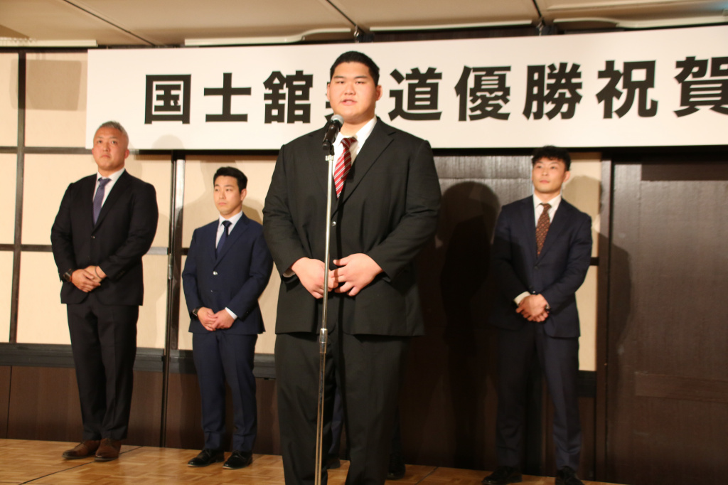 日本男子代表を率いる鈴木桂治監督（後方左）とパリ五輪への抱負を述べる斉藤選手
