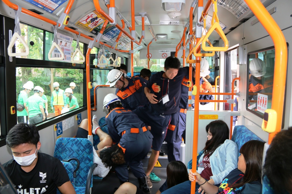 バス車内からの救出訓練