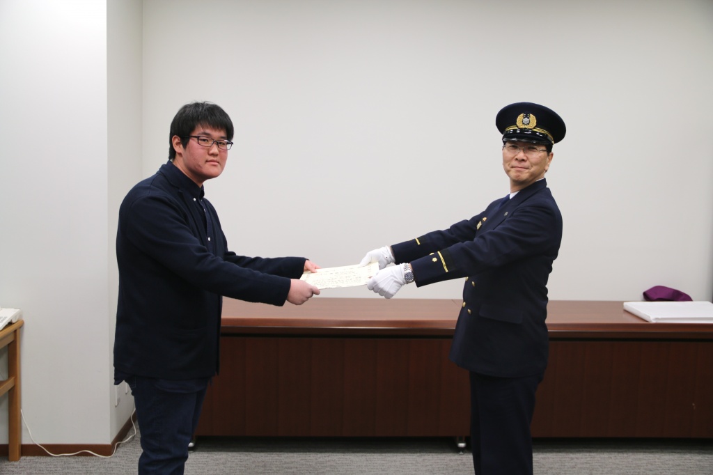 世田谷消防署の醍醐圭一署長（右）から感謝状を受け取る柴田尚慧さん