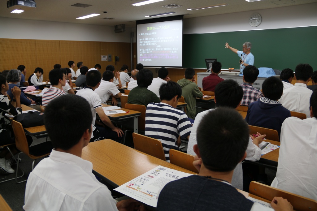 政経学部・上村信幸教授による模擬授業「オリンピックの役割について考えよう」