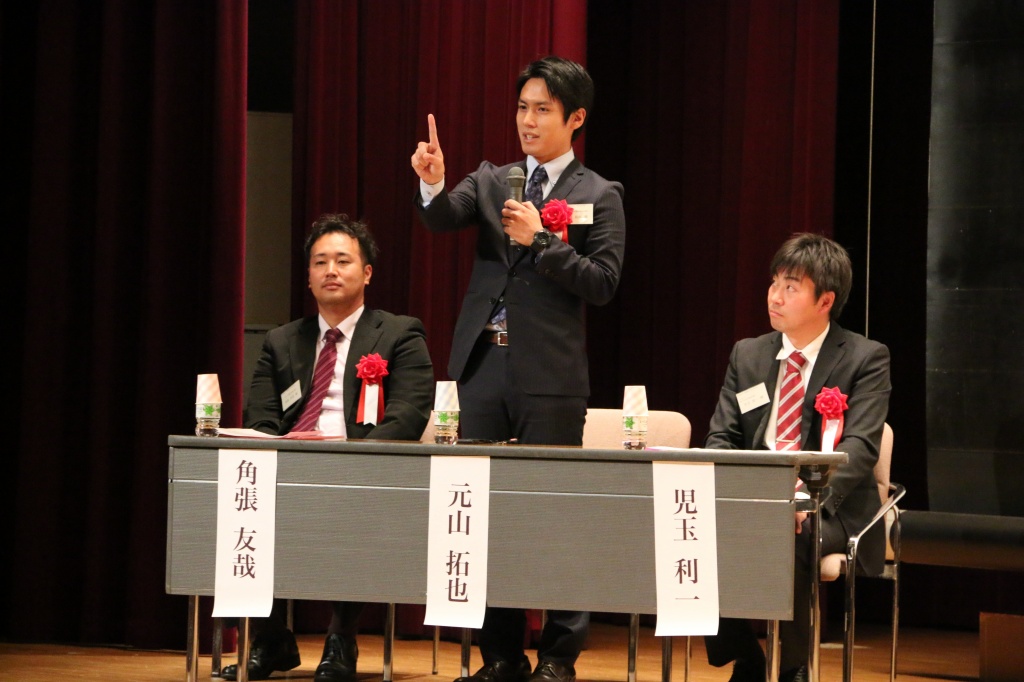 記念シンポジウムで語る卒業生の角張友哉さん、元山拓也さん、児玉利一さん（左から）