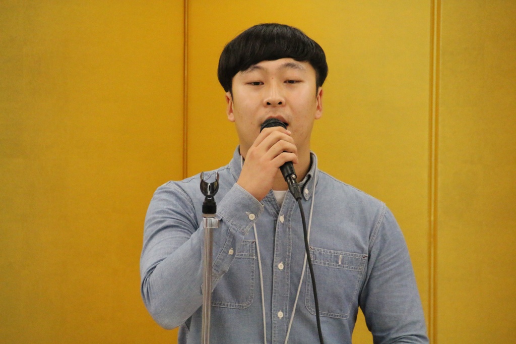 グォン・イニョクさん（韓国）の歌の披露