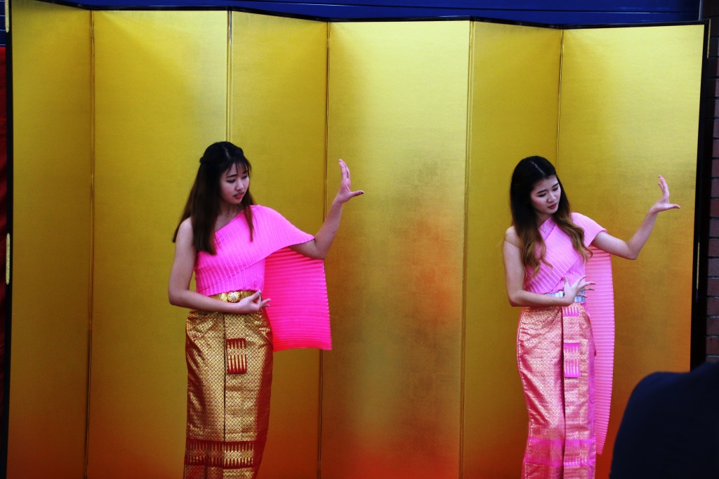 ニムアノン・ポンピタックさんとブンシュー・チャムシュリーさんによるタイの伝統舞踊
