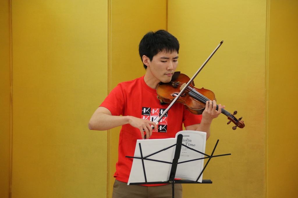 グ・デヒョンさん（韓国）によるバイオリン演奏