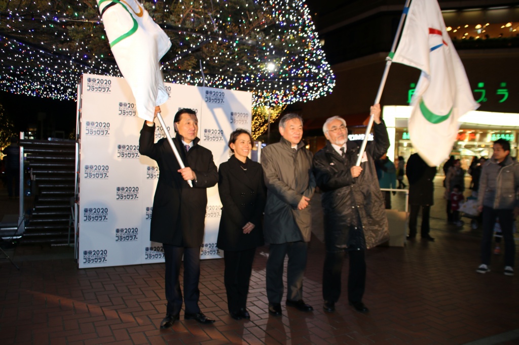 出席者での記念撮影
（左からこいそ都議、上田さん、阿部市長、川田学部長）
