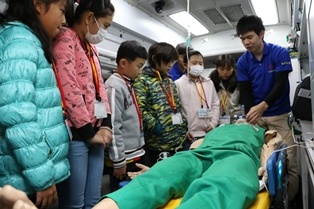 初めての救急車内の様子に興味津々の子どもたち