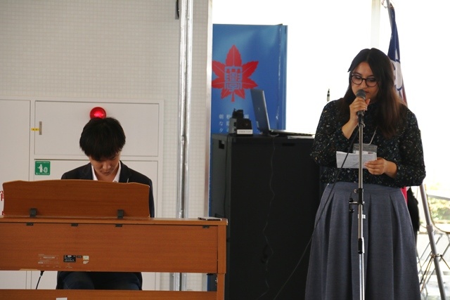 歌を披露したサンチョズ アナイ マチーナさん（ドイツ）とピアノ伴奏の權俊吾（グォン ジュンオ）さん（韓国）