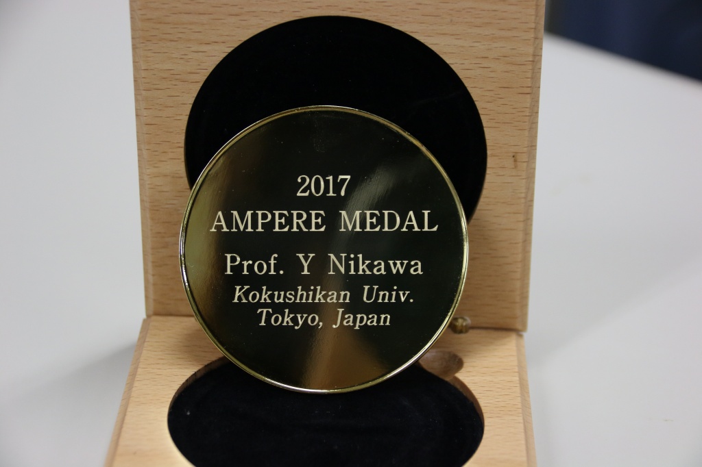 メダル裏には受賞者と大学名が刻まれている
