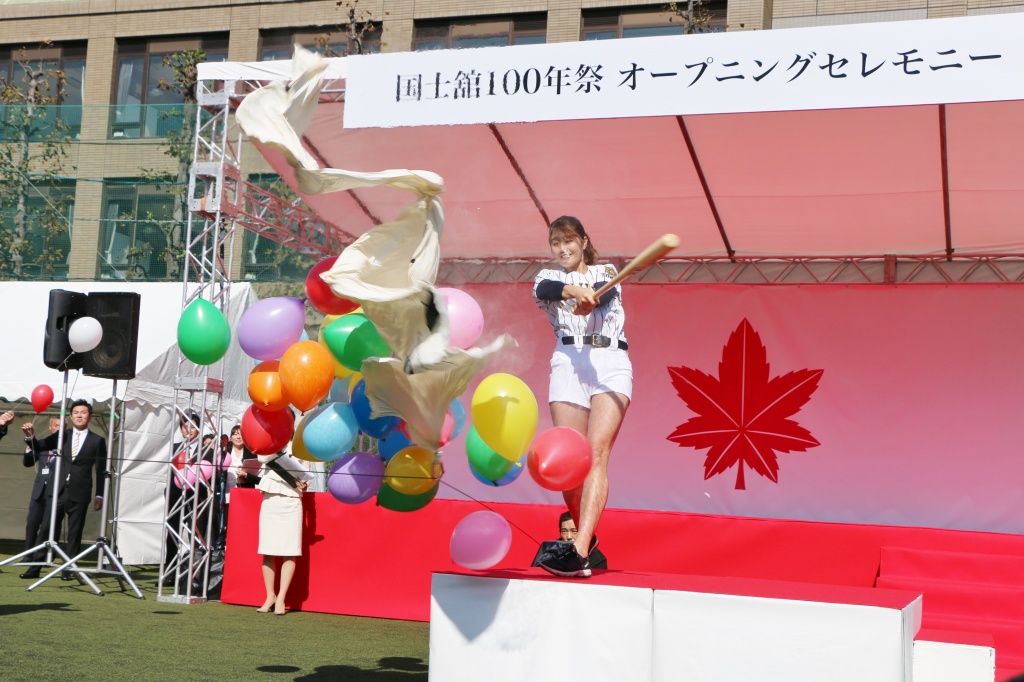 神スイングで風船を割る稲村さん