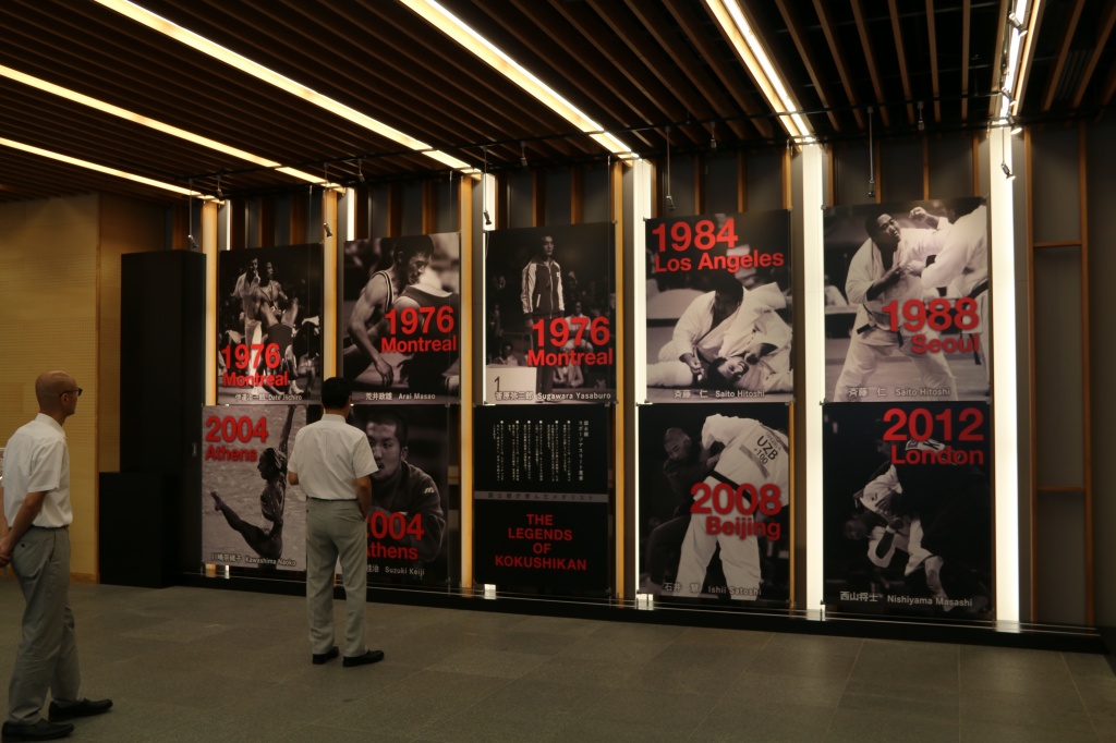 メイプルセンチュリーホール1階フロアに開設した「国士舘スポーツの殿堂」にはオリンピックメダリストの写真が並ぶ