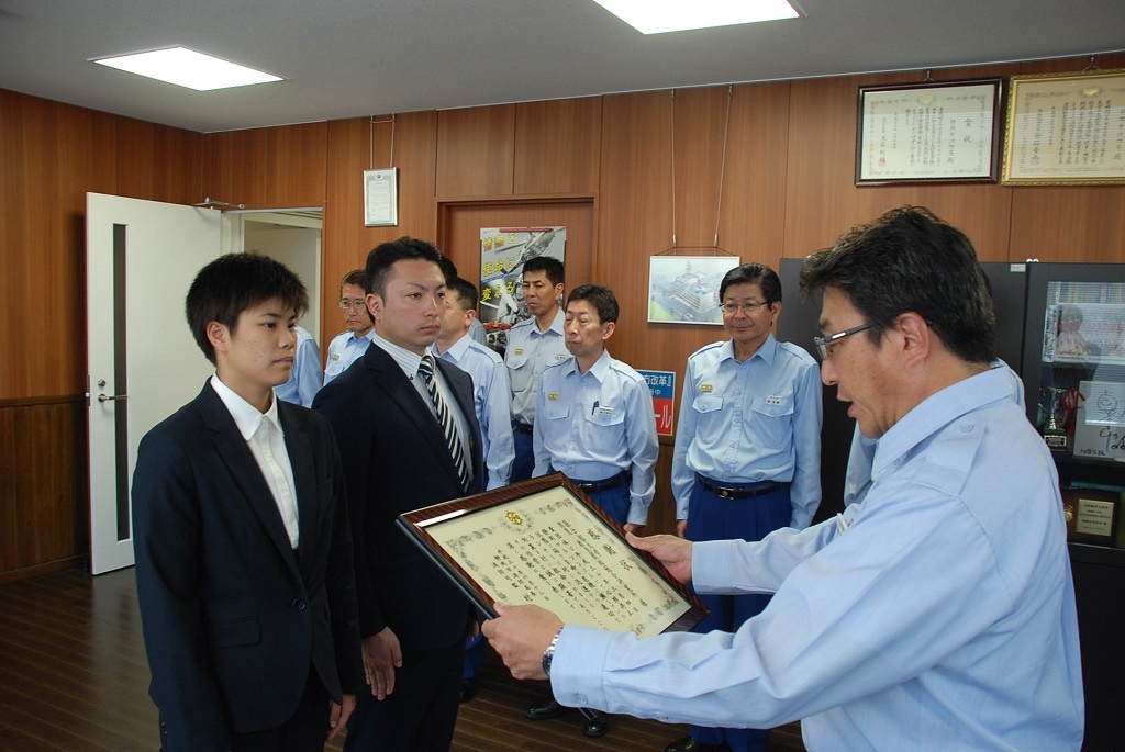 村田局長から感謝状を受ける（左から）松本さん、原さん